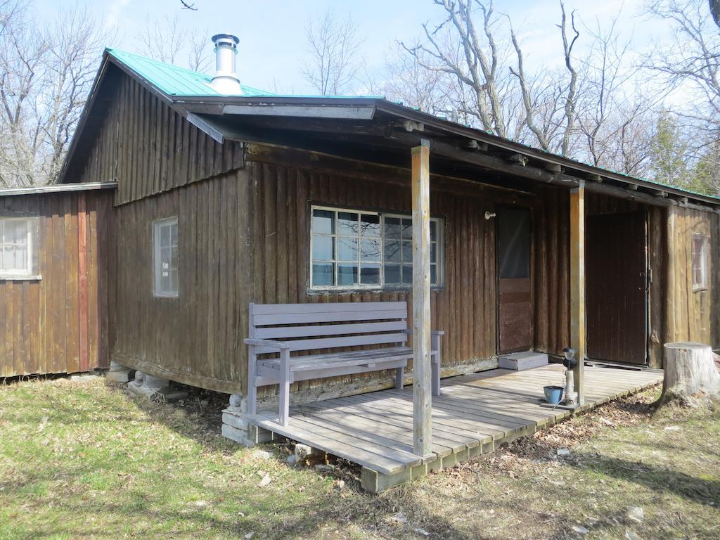 Lake Wolsey Cabins Hotel Gore Bay Exterior photo