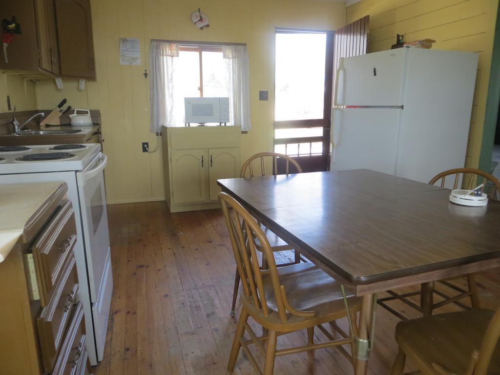 Lake Wolsey Cabins Hotel Gore Bay Room photo