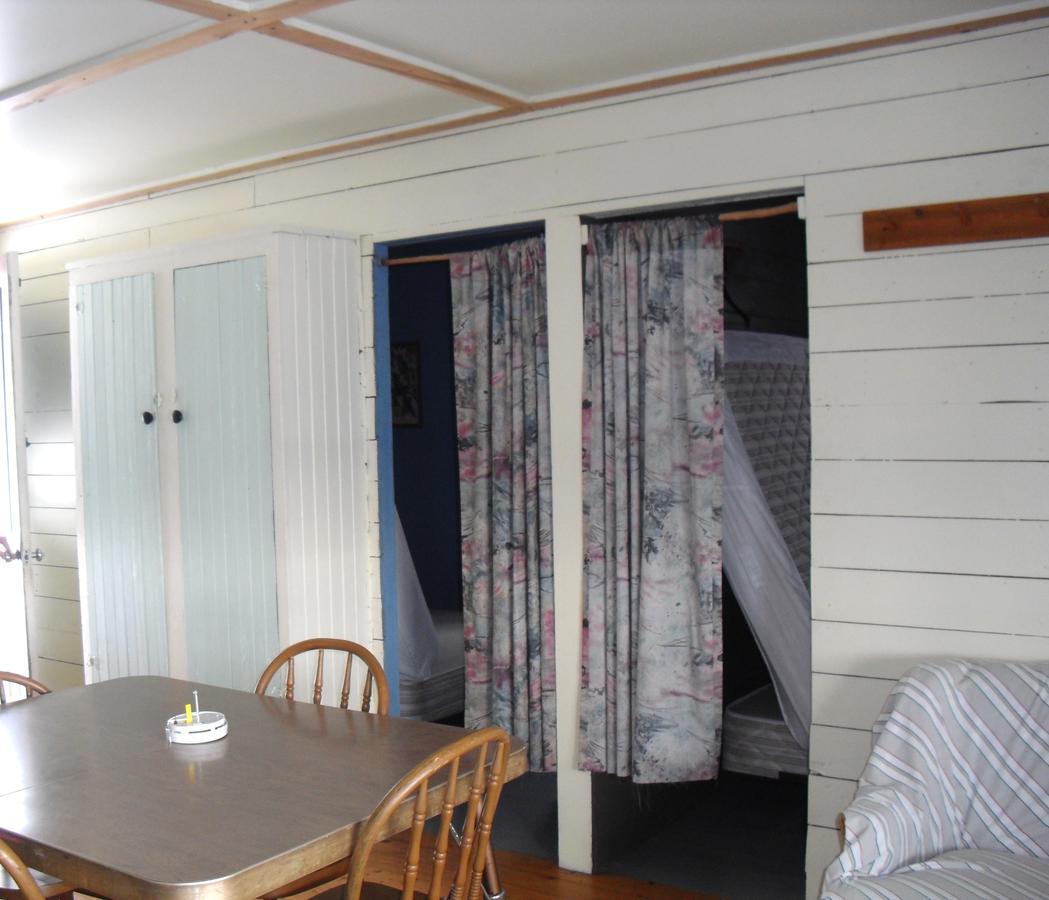 Lake Wolsey Cabins Hotel Gore Bay Exterior photo